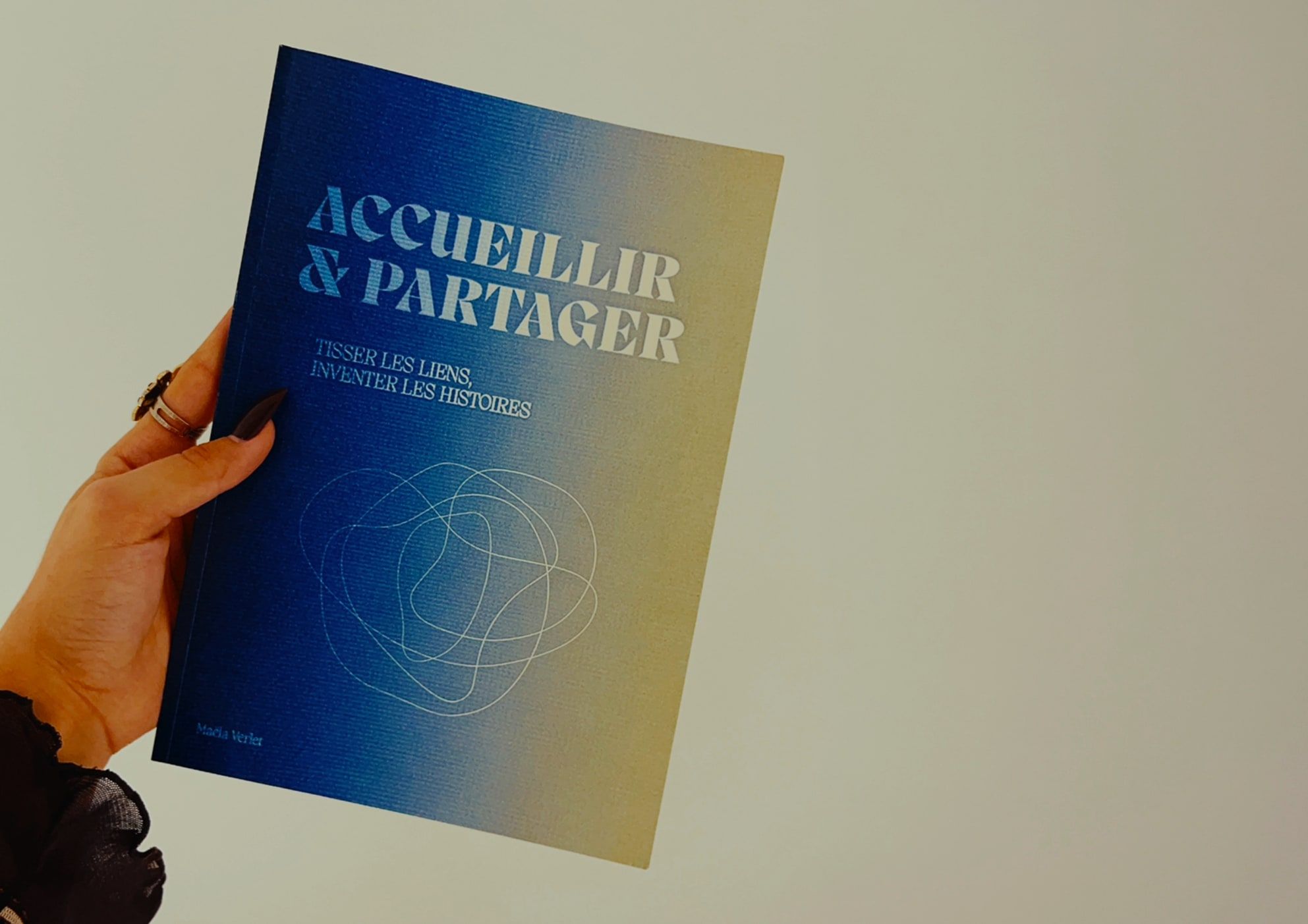 Couverture du livre Accueillir & partager, tenu en main