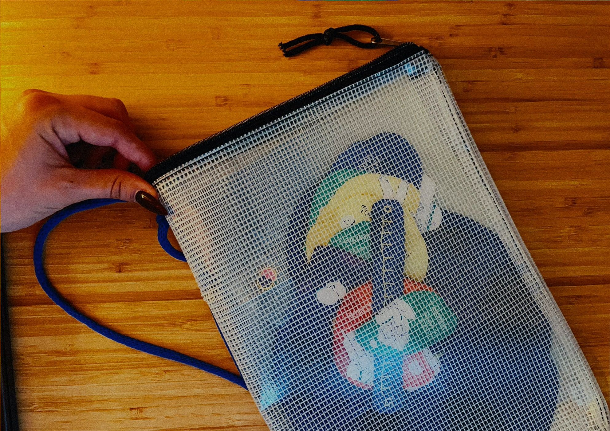 Le jeu Trame rangé dans sa pochette en filet