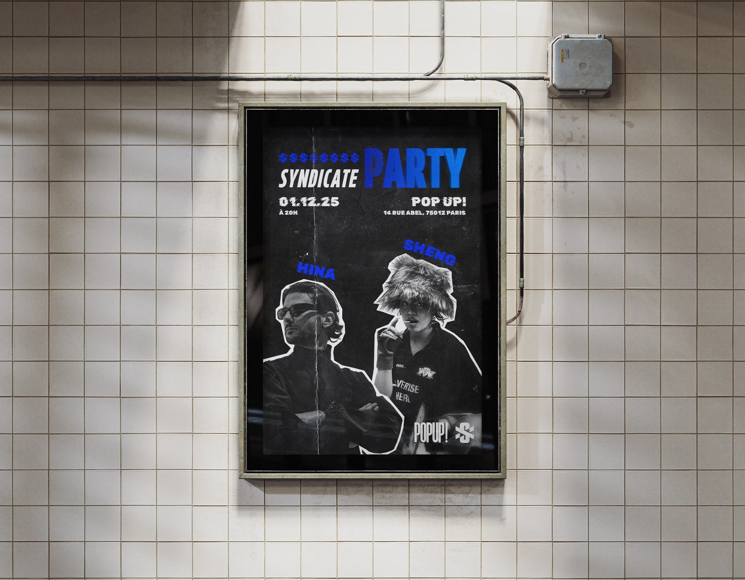 Affiche finale en métro, encadrée sur un mur carrelé