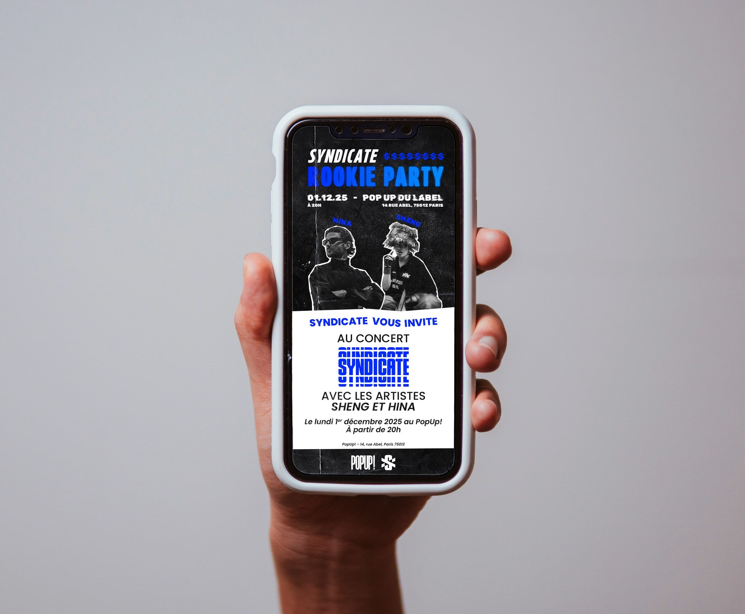 Newsletter affichée sur un téléphone tenu en main